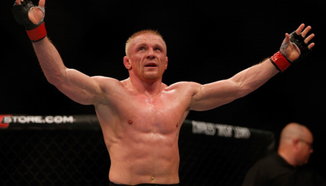 Dennis Siver се показва за 1.9 секунди в рекламата на UFC Fight Night Boston
