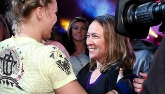 Майката на Rousey се заяде с Cyborg