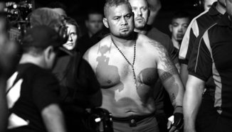 Фен посреща с усмивка удар от Mark Hunt