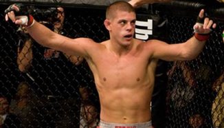 Joe Lauzon срещу Terry Etim в UFC 118 през август