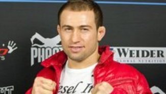 Лудост: Mairbek Taisumov се пързаля с гума по улиците в Русия