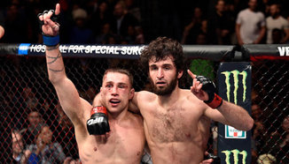 Zabit Magomedsharipov започна тренировки със счупена ръка