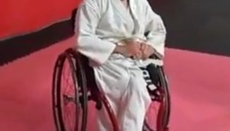 Първи жиу-житцу колан за трениращ с квадриплегия