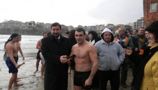 Георги Стоянов извади свещения кръст от созополския залив 