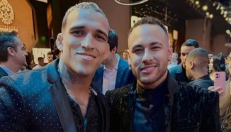 Фен плаща 95 000 долара, за да гледа как Чарлз Оливейра тренира и сваля килограми