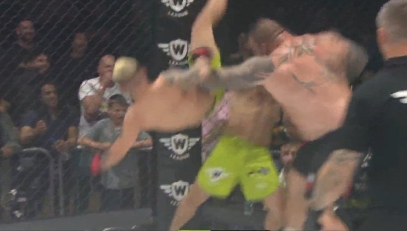 Най-силният мъж в света Еди Хол унищожи две джуджета