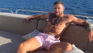 Всички завиждат на Конър Макгрегър: Човекът си гледа на кефа на яхтата си