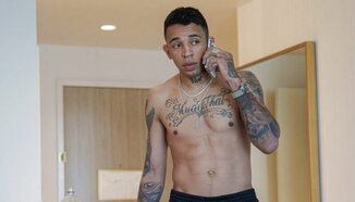 Карлос Пратес получава съвети от майка си преди UFC Канзас Сити