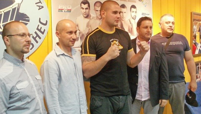 Костадин Костов остана само на победа от финалната осмица в Superkombat